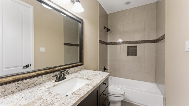 Building Photo - 922 W 20th St