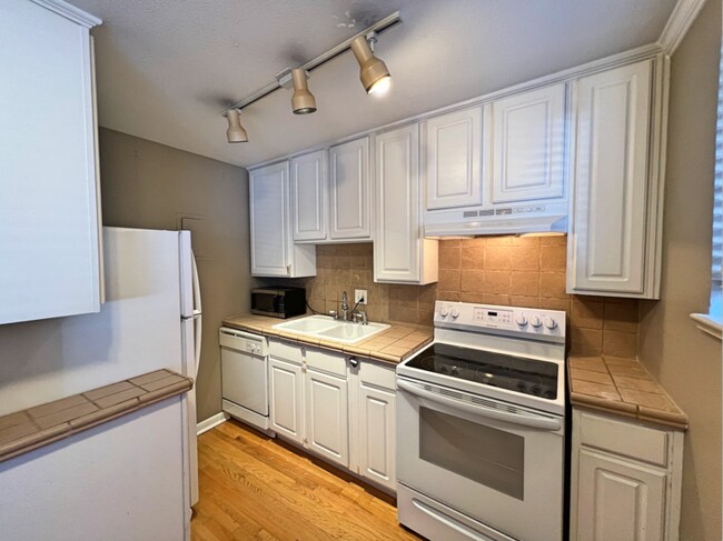 Primary Photo - 1242 N Gaylord St