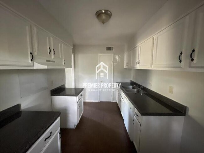 Building Photo - 2225 Eveningview - HALF OFF FIRST MONTH'S ...