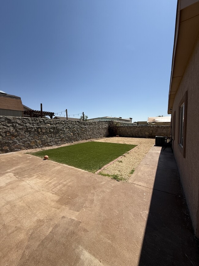 Building Photo - 14345 Desert Sage Dr