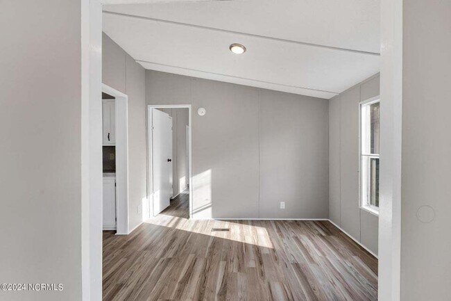 Building Photo - 185 Paradise Ln