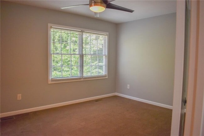 Building Photo - 131 Willow Stream Ct