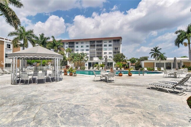 Building Photo - 1 br, 1 bath  - 2990 NE 16th Ave