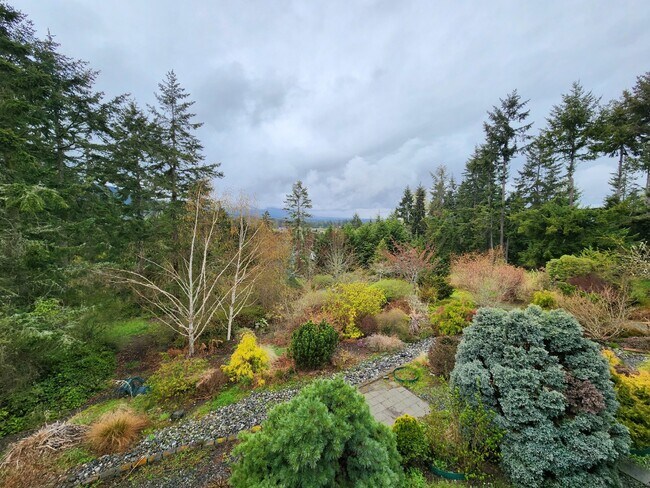 Building Photo - 3 bed 2.5 bath home on Bell Hill with grea...