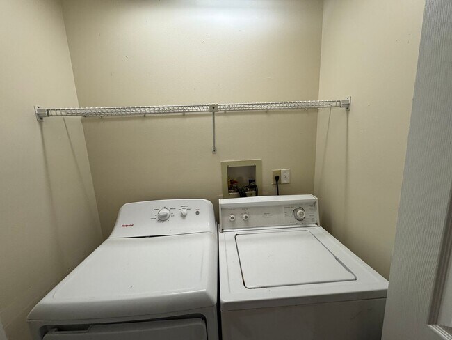 Building Photo - Charming 3 Bedroom, 2 Bathroom Home in Winter Park!!