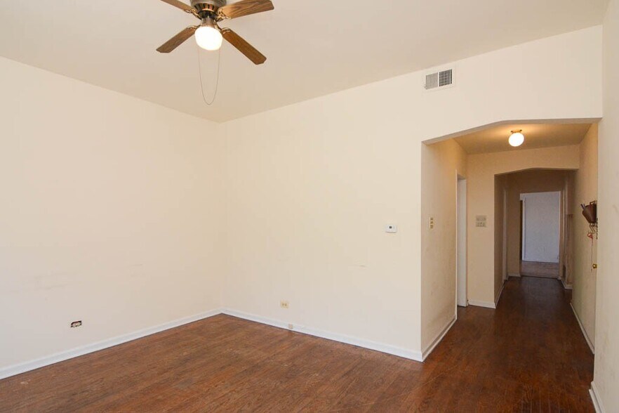 Building Photo - 3145 W Medill Ave