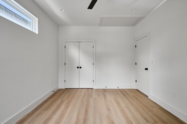 Building Photo - 412 Hackberry Ln