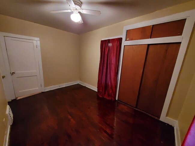 Building Photo - Cute 2 bedroom with garage & fence in back...