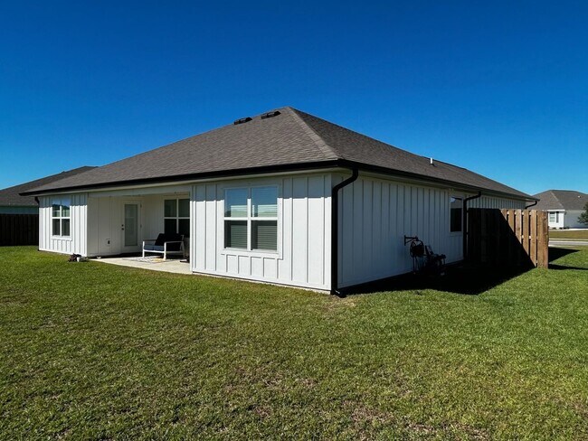 Building Photo - 4BR/2BA Gulf Shores home with community pool