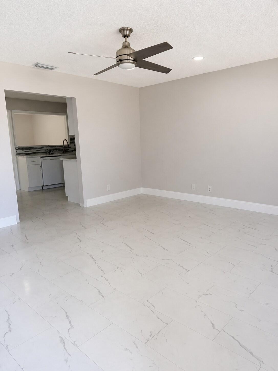 Building Photo - 9448 Saddlebrook Dr