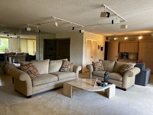 Building Photo - 4702 Fountains Dr