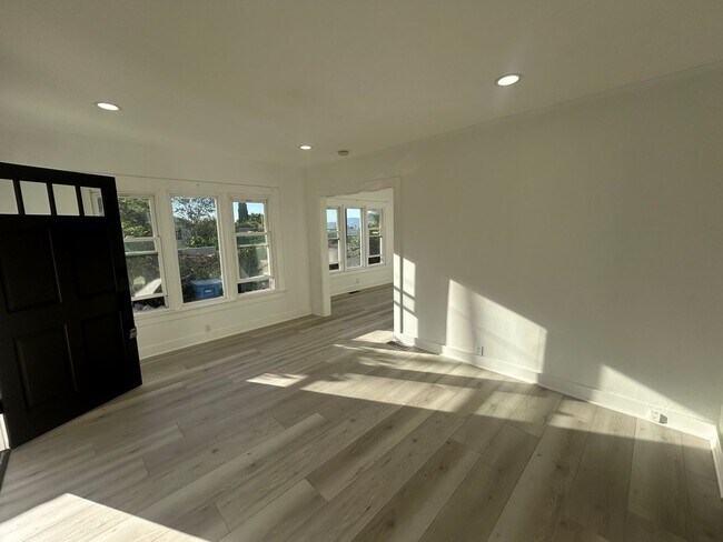 Building Photo - 2 Bedroom & 1 Bathroom