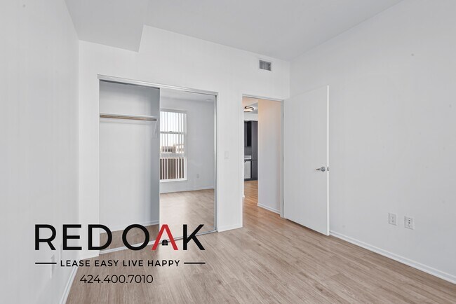 Building Photo - 5837 W Sunset Blvd