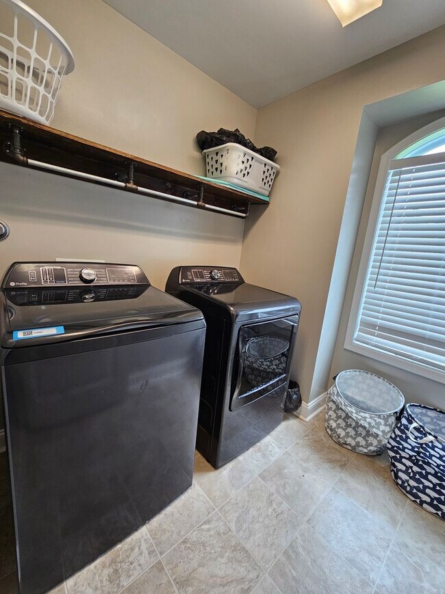 Building Photo - Gorgeous and Spacious 4 Bedroom Home!