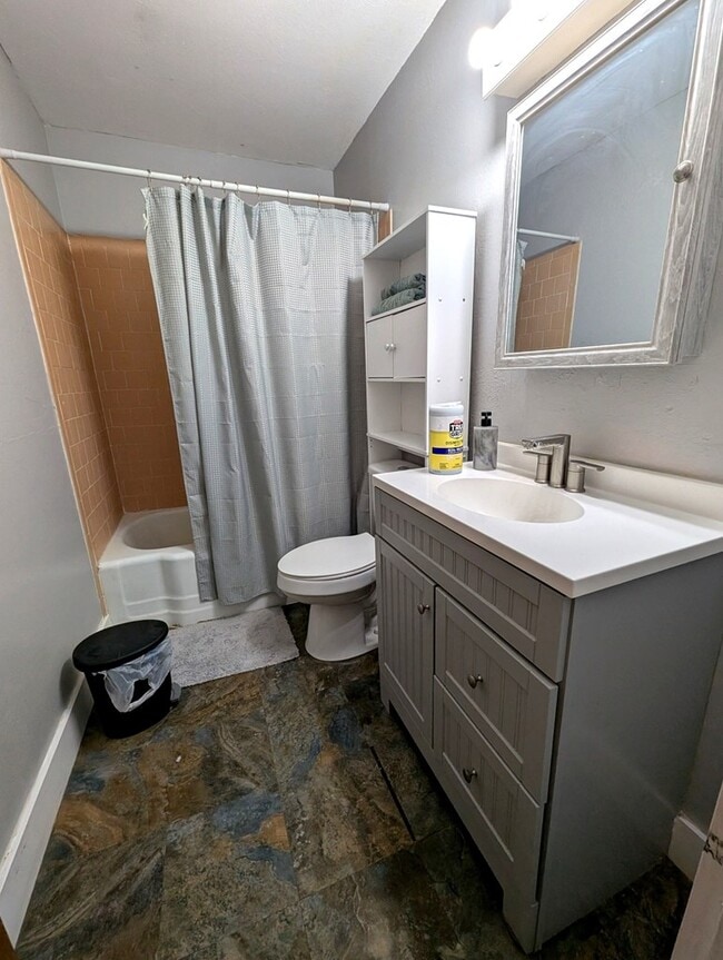 Building Photo - 1202 Douglas Dr