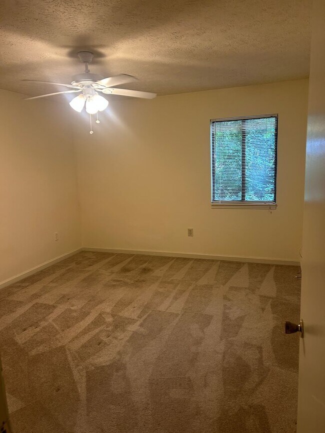 Building Photo - Campus View 1 Bedroom Apt. -Walking Distan...