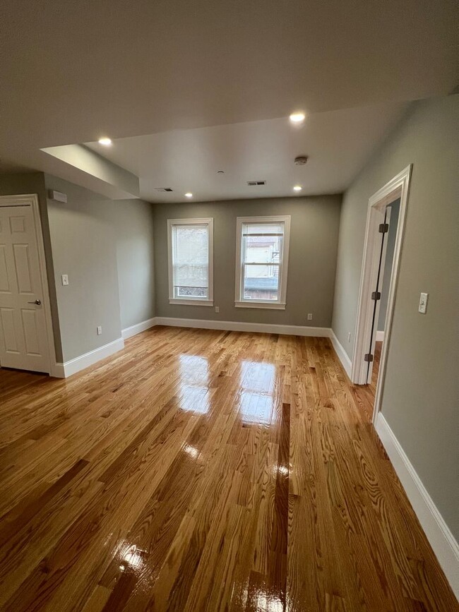 Building Photo - Large 2 Bedrooms Plus a Bonus Room. 2 Full...