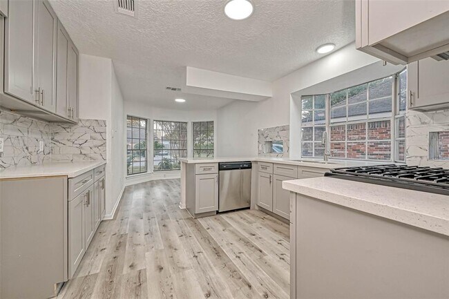 Building Photo - 9831 Orangevale Dr