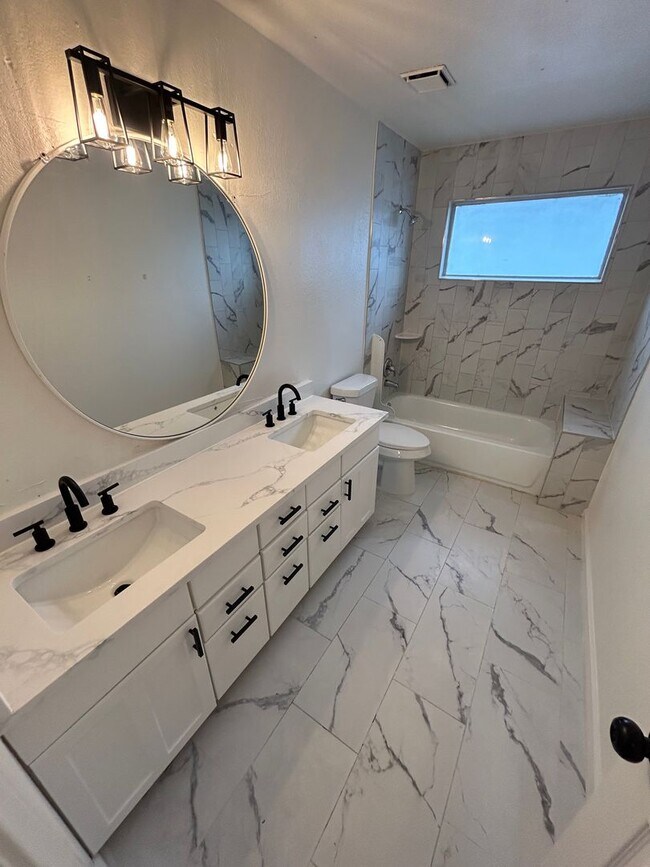 Building Photo - 1131 Holly Dr