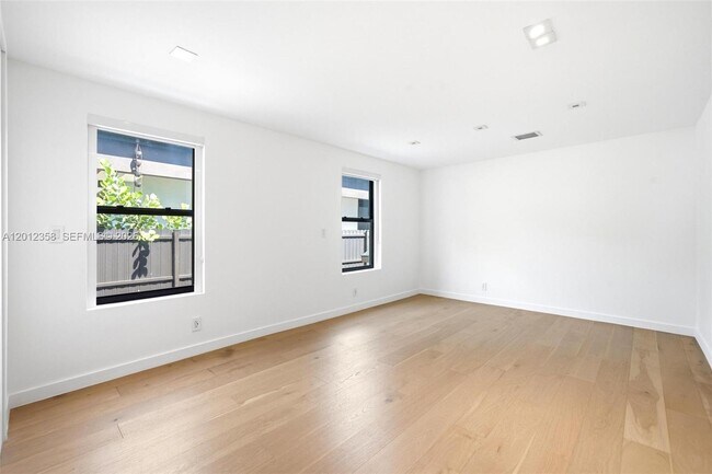 Building Photo - 120 NE 49th St
