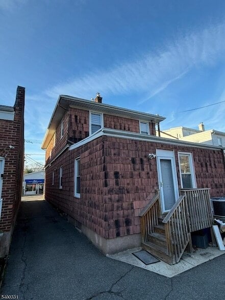 Building Photo - 148 Franklin Ave