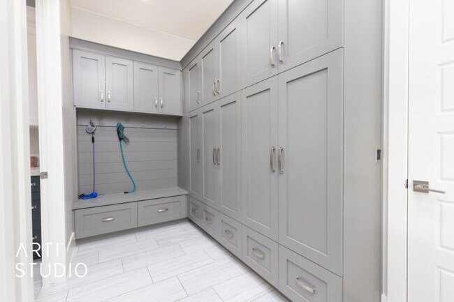 Building Photo - Gorgeous 5 bed 4 bath furnished home in Li...