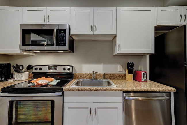Building Photo - Fully Furnished Two Bedroom Apartment in t...