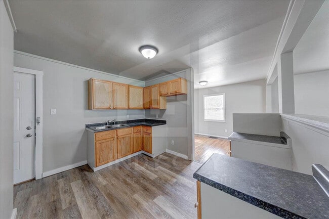Building Photo - 4660 E 39th St