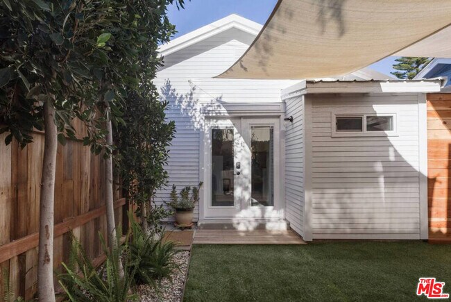Building Photo - 829 Superba Ave
