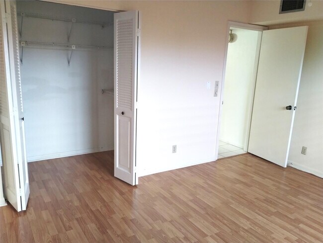 Building Photo - 3404 Bimini Ln