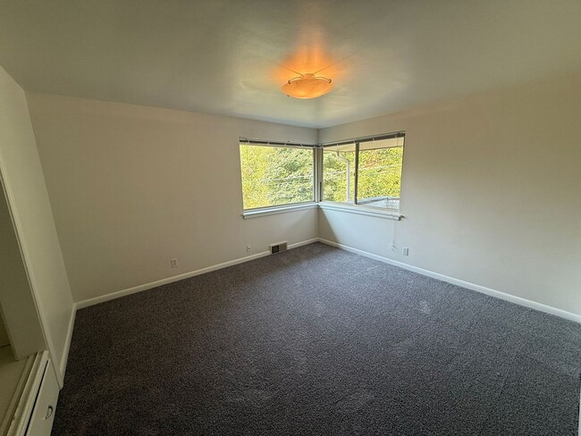 Building Photo - 2 Bedroom 2 Bathroom + Den Magnolia House!