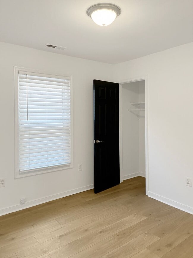 Building Photo - Holiday Special! Modern 3 Bedroom in Manchester - $300 off your first month! – No Application Fee...