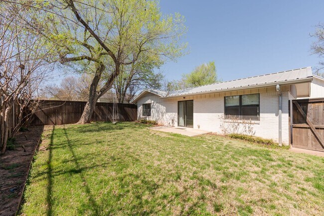 Building Photo - Beautiful Home in Nichols Hills + 3 bedrooms