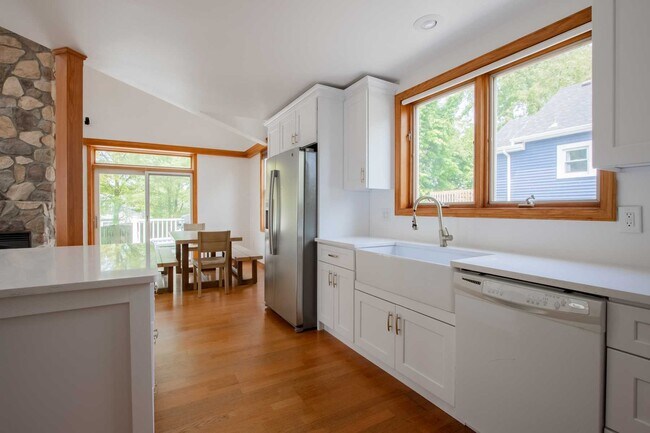 Building Photo - 74 Clinton Pl