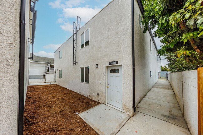Building Photo - 946 E 21st St
