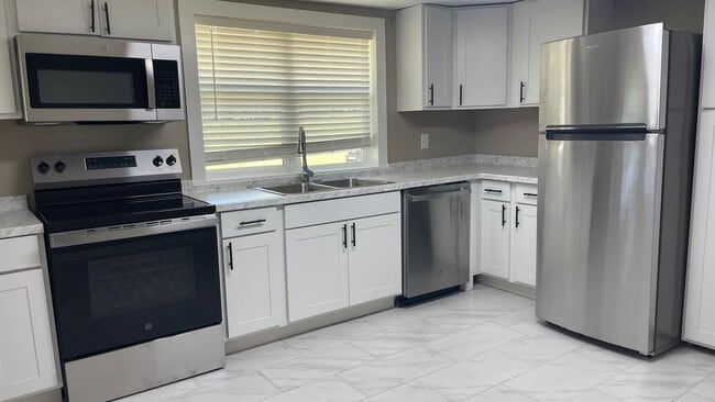 Building Photo - 3 Bed, 1 Bath House