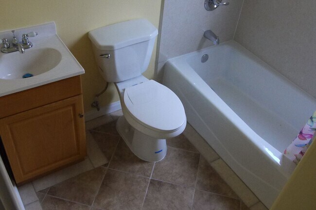 Building Photo - Renovated 2 Bedroom, on San Pablo Ave, in ...