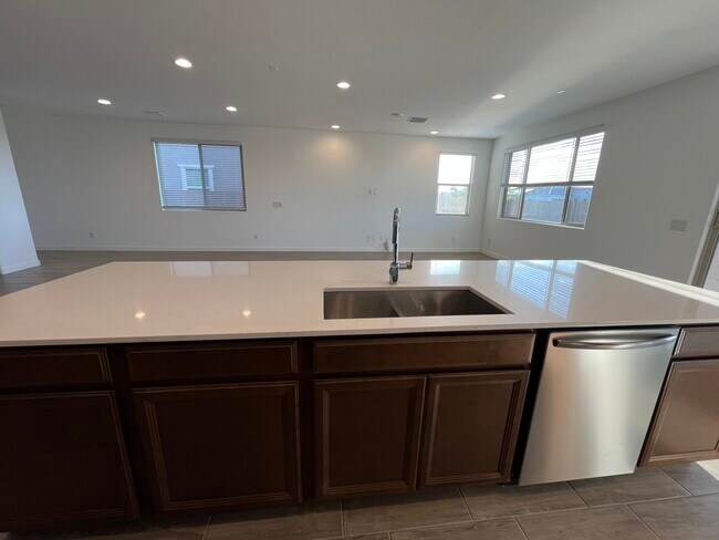 Building Photo - 9426 W Sells Dr