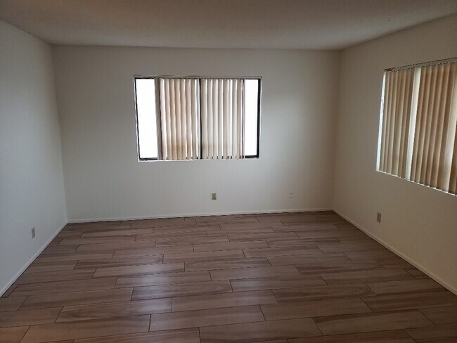 Bedroom 2 with private bathroom - 33085 Moreno Rd