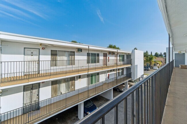 Building Photo - 2 bed 1 Bath Available Now