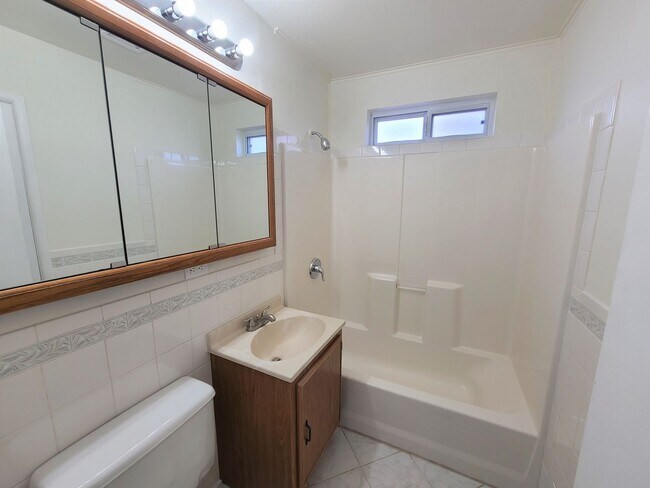 Building Photo - Charming 3BR House in University Hills
