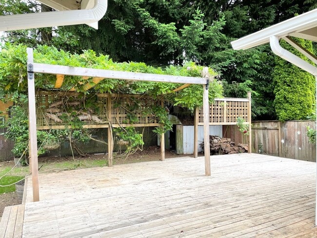 Building Photo - Remodeled 3+1 Bed 2 Bath Rambler in Juanita