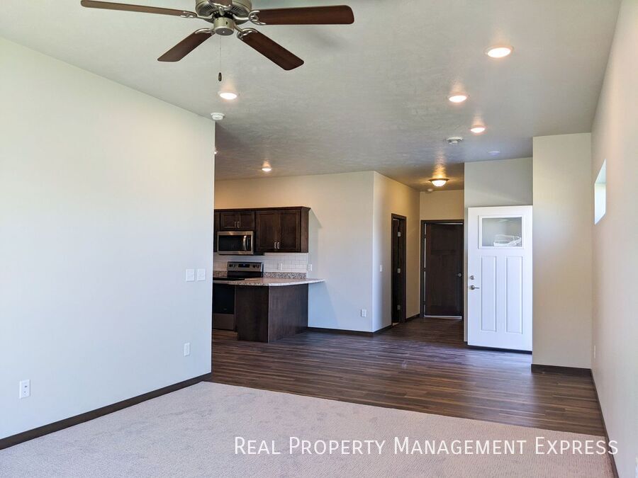 Building Photo - 2 Bedroom 2 Bathroom Townhome w/ Attached Garage