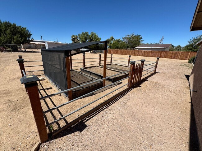 Building Photo - Hesperia Home on The Mesa