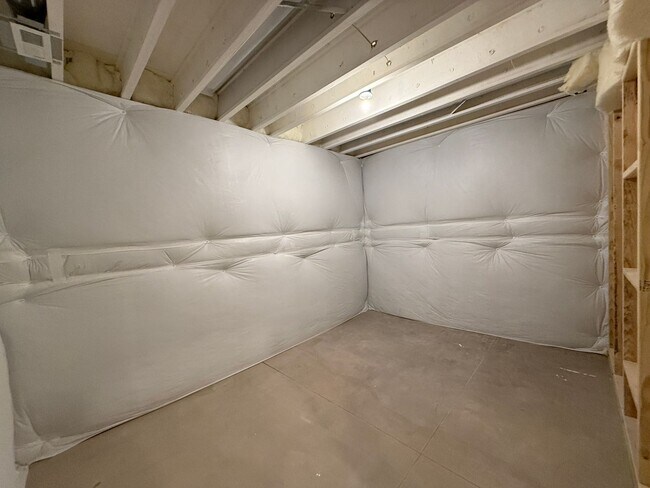 Building Photo - GET 2 WEEKS FREE. Luxury Living in Kissing...
