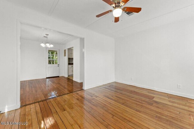 Building Photo - Charming Updated Cottage in Old Biloxi!