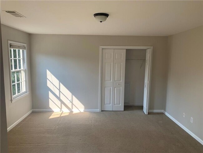 Building Photo - 4208 Terrace Ct SE