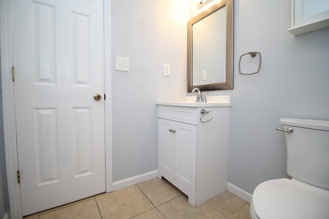 Building Photo - Spacious 3-Bedroom, 1.5-Bath Townhome in Gulf Breeze Near Top-Rated Schools, Beaches, and Gulf Br...