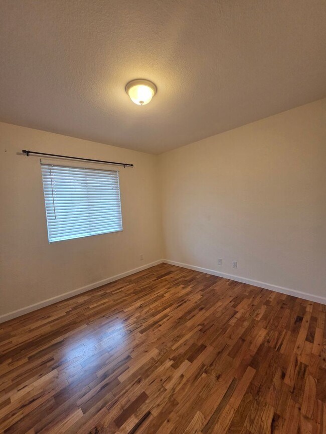 Building Photo - 3 bedroom 2 bath East Petaluma
