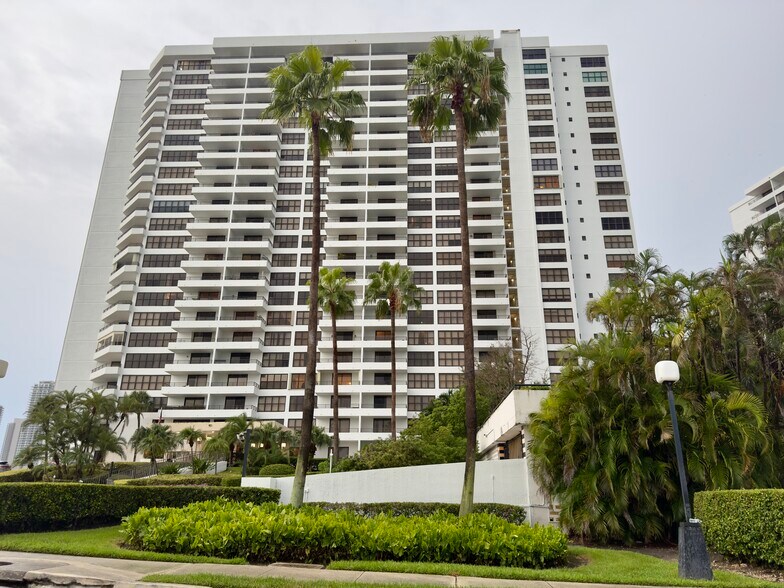 Building Photo - 2500 Parkview Dr
